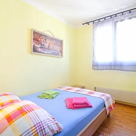 Radojka 2328 アパート プーラ